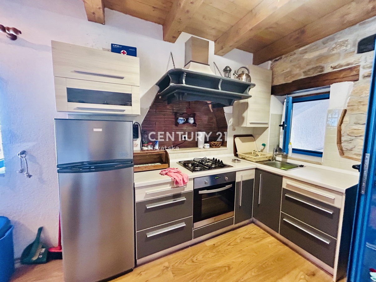 MOTOVUN, DINTORNI, CASA IN PIETRA ISTRIANA IN UN AMBIENTE IDILLIACO