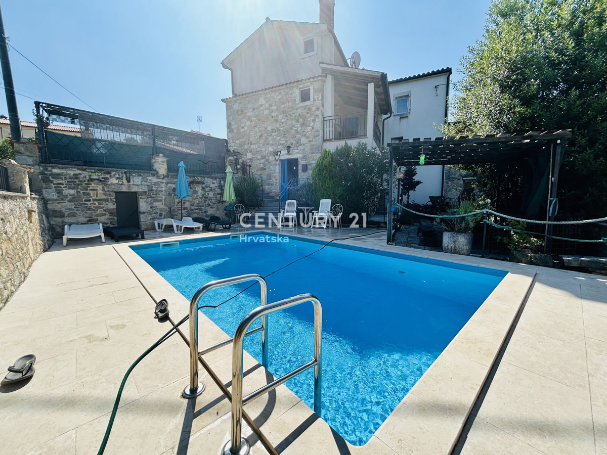 MOTOVUN, DINTORNI, CASA IN PIETRA ISTRIANA IN UN AMBIENTE IDILLIACO