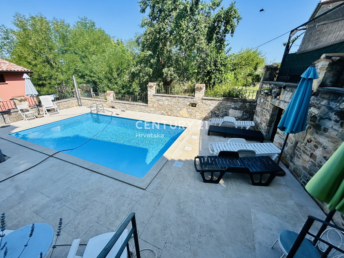 MOTOVUN, DINTORNI, CASA IN PIETRA ISTRIANA IN UN AMBIENTE IDILLIACO