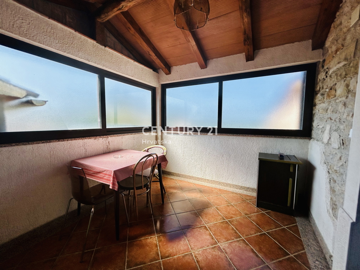 MOTOVUN, DINTORNI, CASA IN PIETRA ISTRIANA IN UN AMBIENTE IDILLIACO