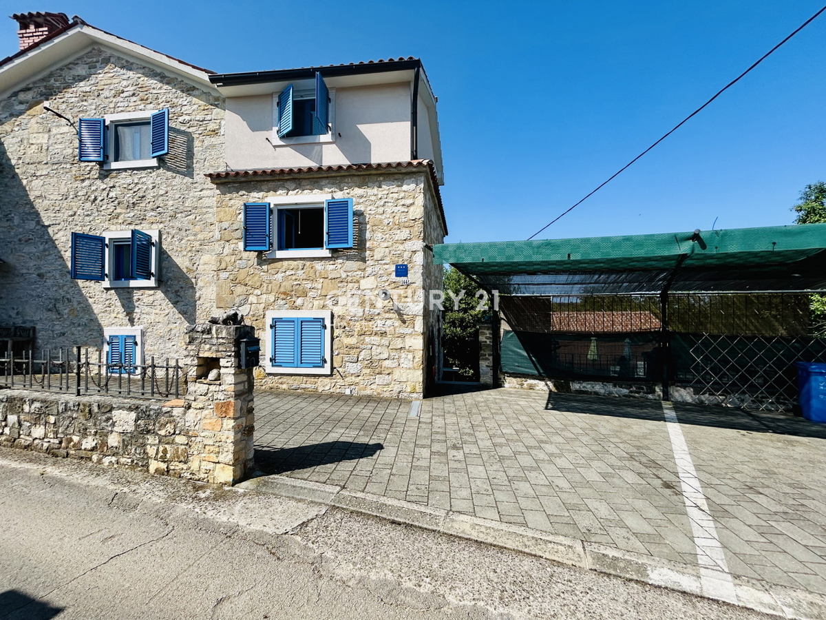 MOTOVUN, DINTORNI, CASA IN PIETRA ISTRIANA IN UN AMBIENTE IDILLIACO