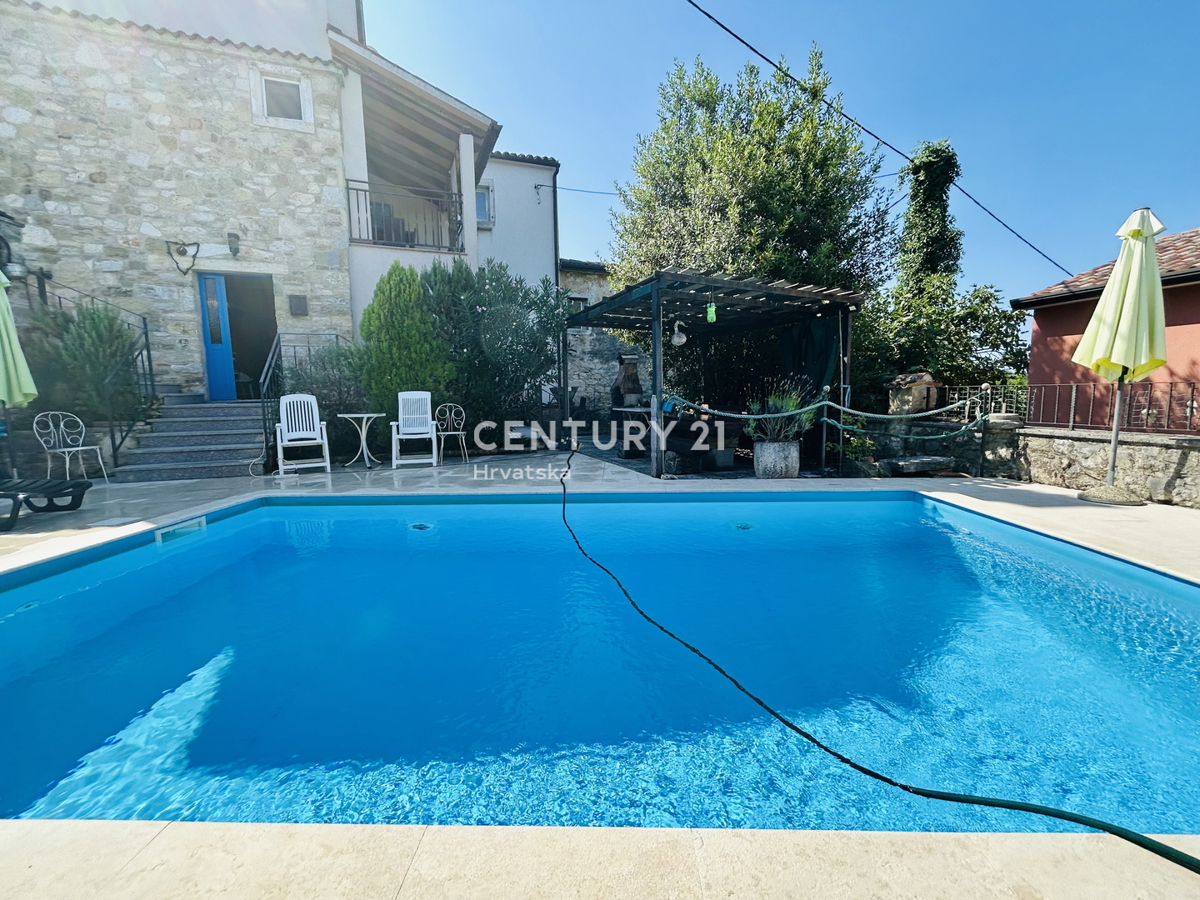 MOTOVUN, DINTORNI, CASA IN PIETRA ISTRIANA IN UN AMBIENTE IDILLIACO