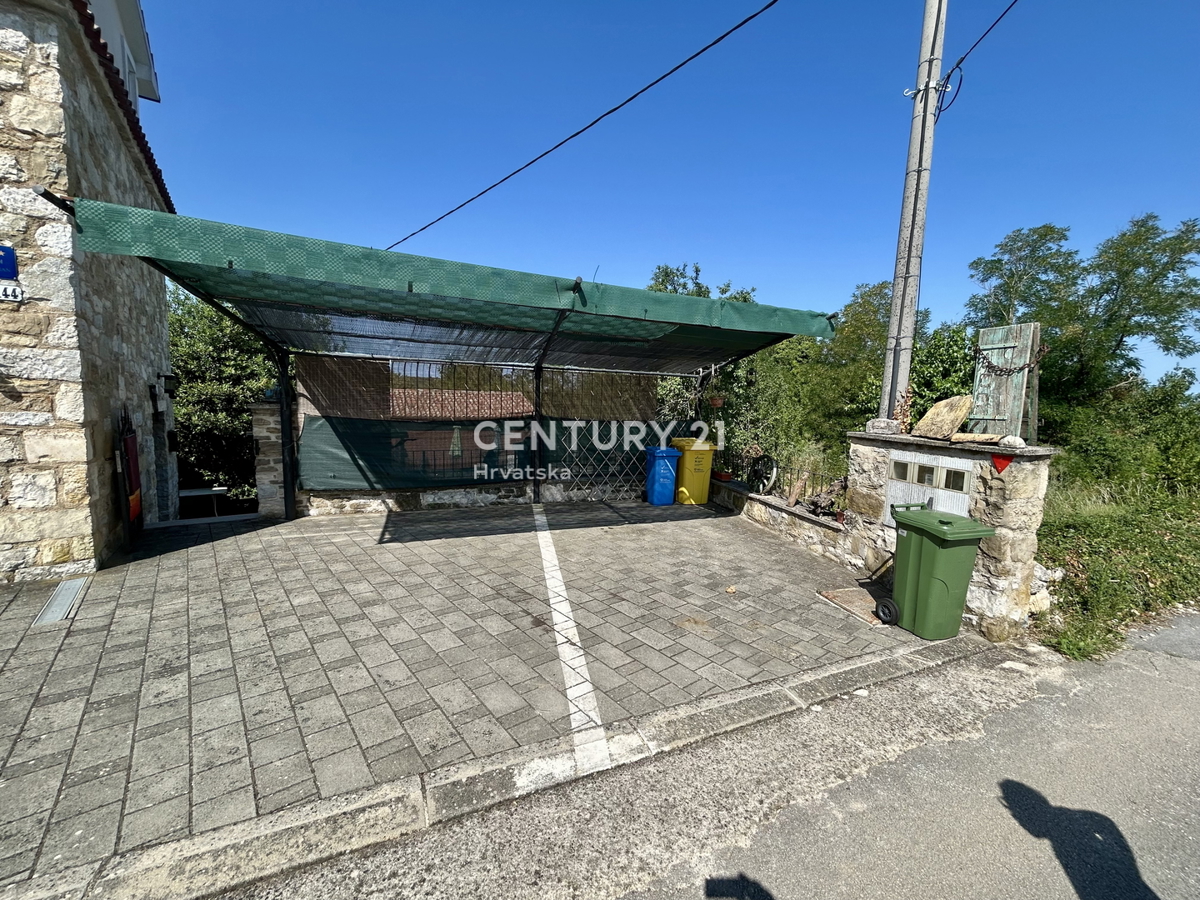 MOTOVUN, DINTORNI, CASA IN PIETRA ISTRIANA IN UN AMBIENTE IDILLIACO