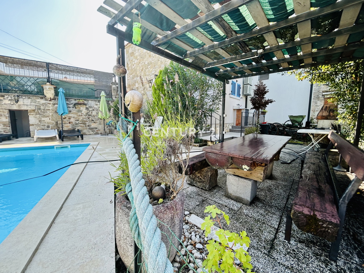 MOTOVUN, DINTORNI, CASA IN PIETRA ISTRIANA IN UN AMBIENTE IDILLIACO