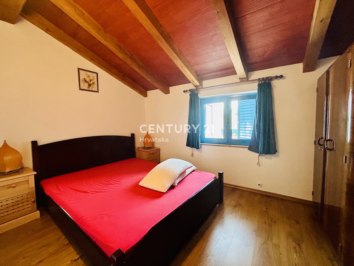 MOTOVUN, DINTORNI, CASA IN PIETRA ISTRIANA IN UN AMBIENTE IDILLIACO