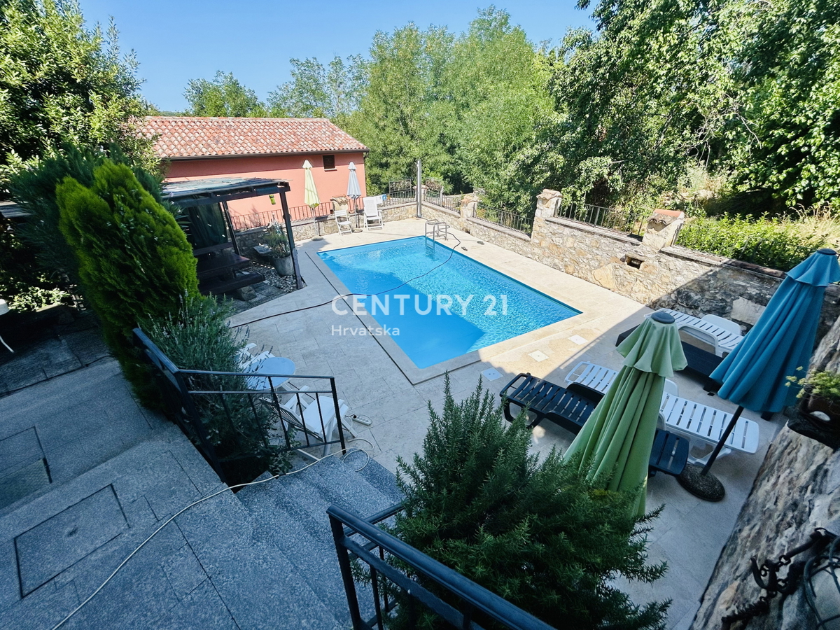 MOTOVUN, DINTORNI, CASA IN PIETRA ISTRIANA IN UN AMBIENTE IDILLIACO