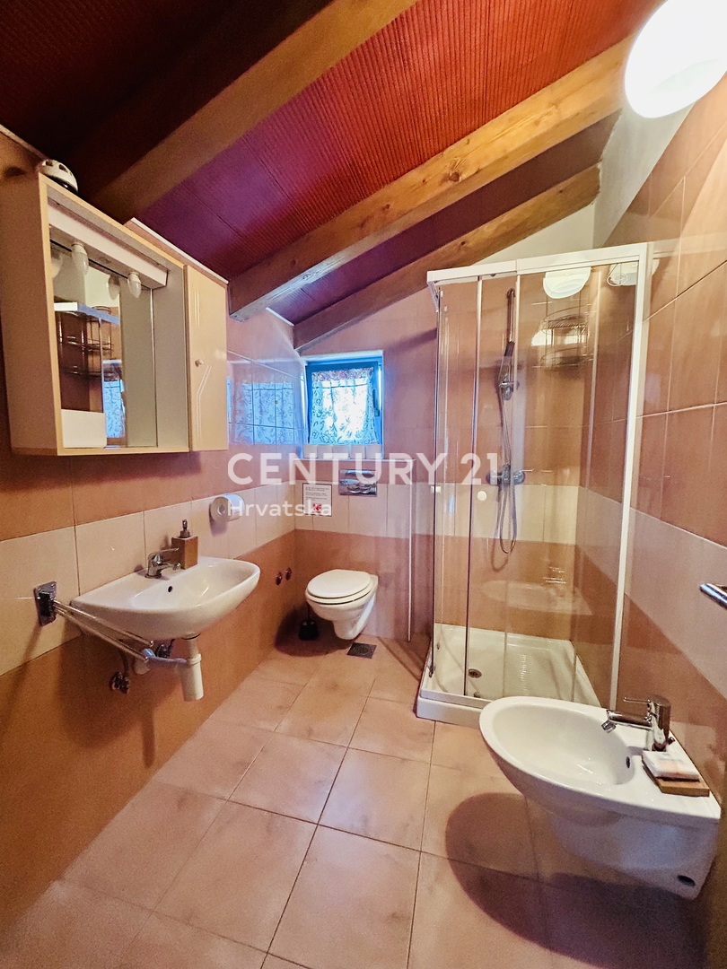 MOTOVUN, DINTORNI, CASA IN PIETRA ISTRIANA IN UN AMBIENTE IDILLIACO