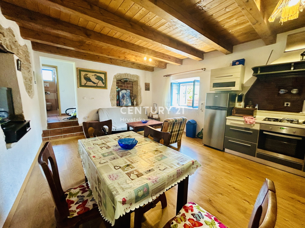 MOTOVUN, DINTORNI, CASA IN PIETRA ISTRIANA IN UN AMBIENTE IDILLIACO