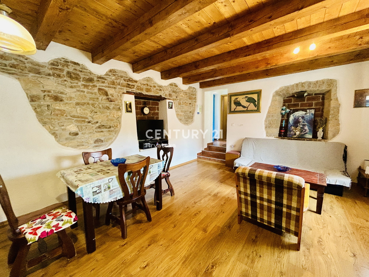 MOTOVUN, DINTORNI, CASA IN PIETRA ISTRIANA IN UN AMBIENTE IDILLIACO