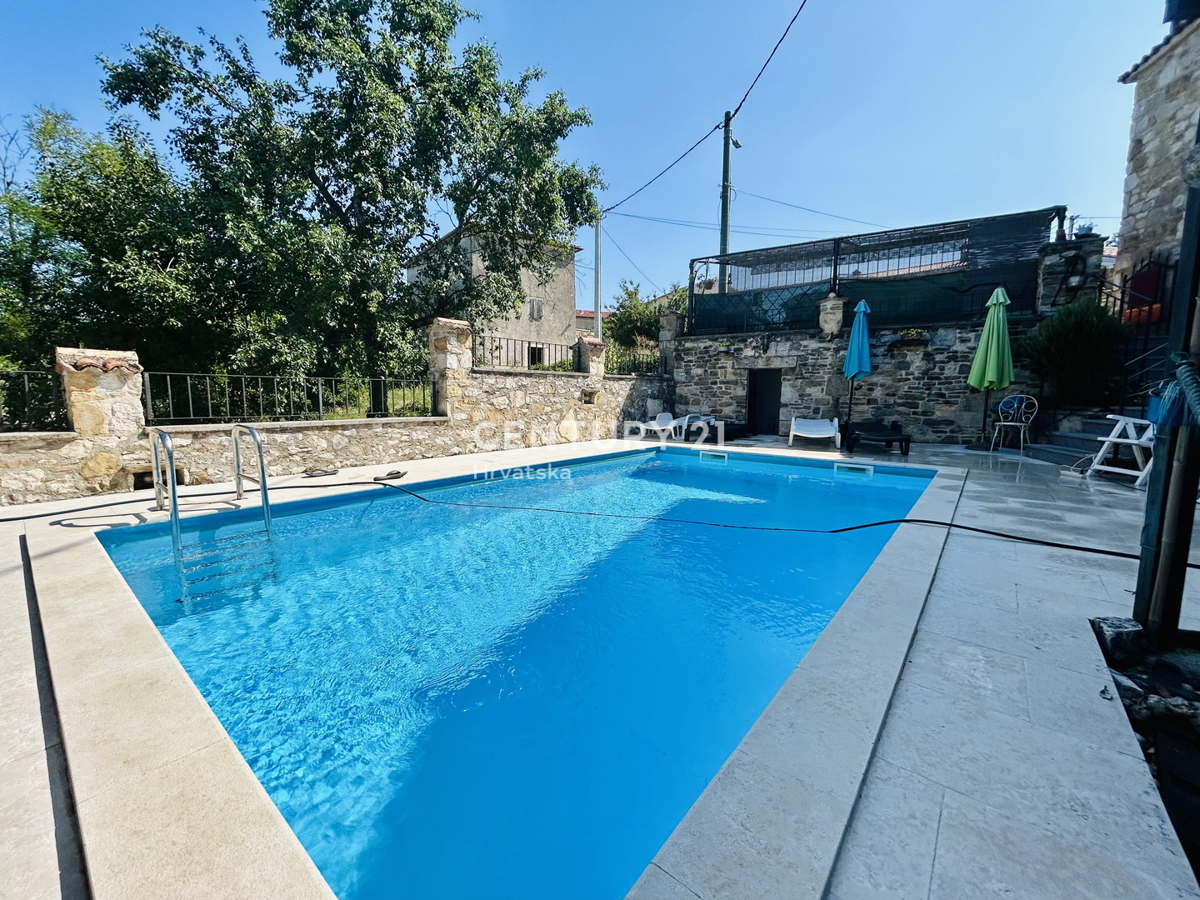 MOTOVUN, DINTORNI, CASA IN PIETRA ISTRIANA IN UN AMBIENTE IDILLIACO