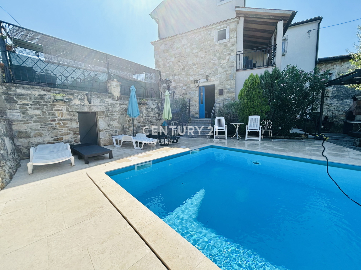 MOTOVUN, DINTORNI, CASA IN PIETRA ISTRIANA IN UN AMBIENTE IDILLIACO