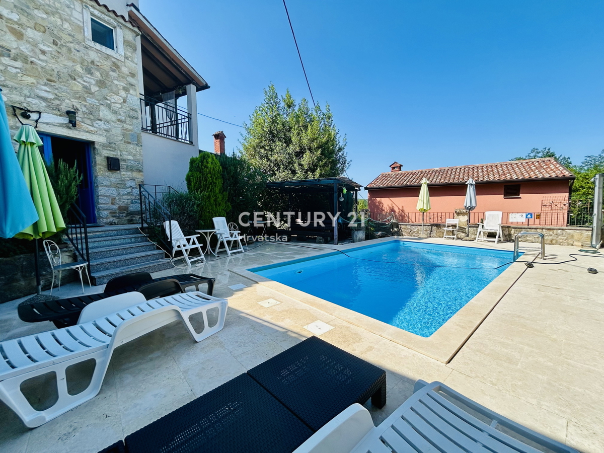 MOTOVUN, DINTORNI, CASA IN PIETRA ISTRIANA IN UN AMBIENTE IDILLIACO