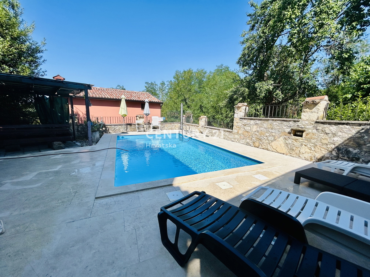 MOTOVUN, DINTORNI, CASA IN PIETRA ISTRIANA IN UN AMBIENTE IDILLIACO