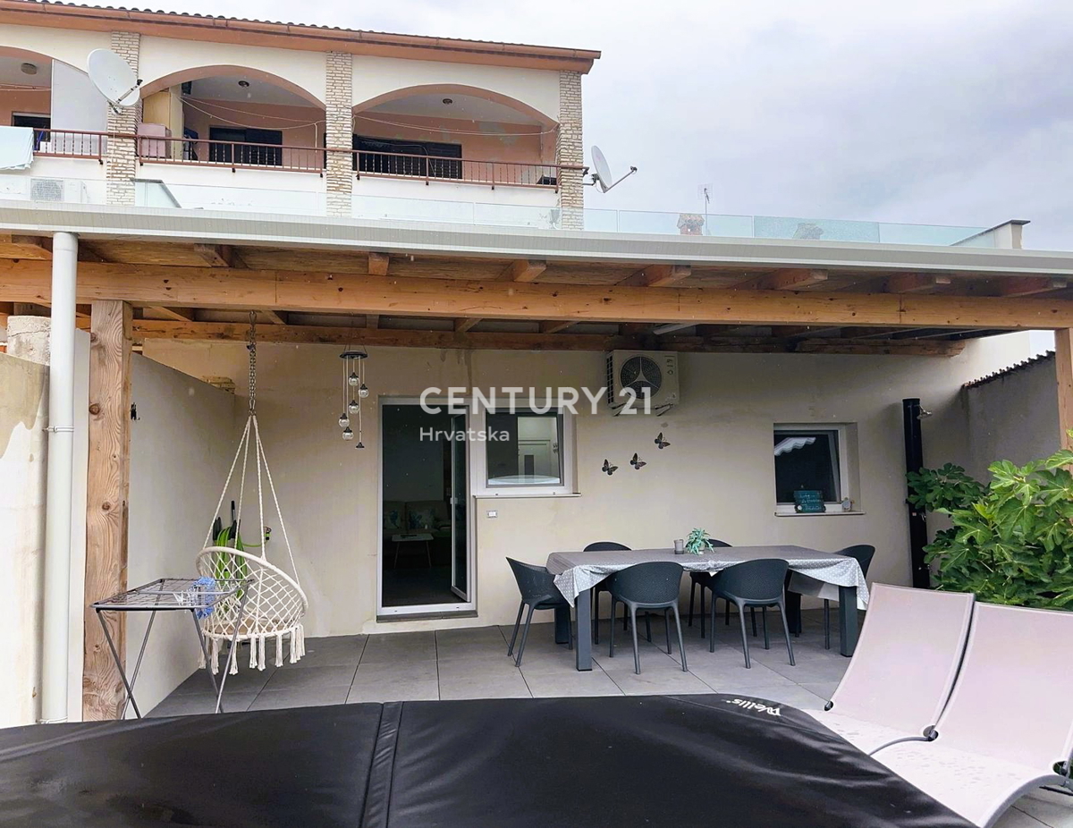 FUNTANA, VENDESI APPARTAMENTO TRILOCALE AL PIANO TERRA CON TERRAZZA DI 50 M2, OTTIMA POSIZIONE