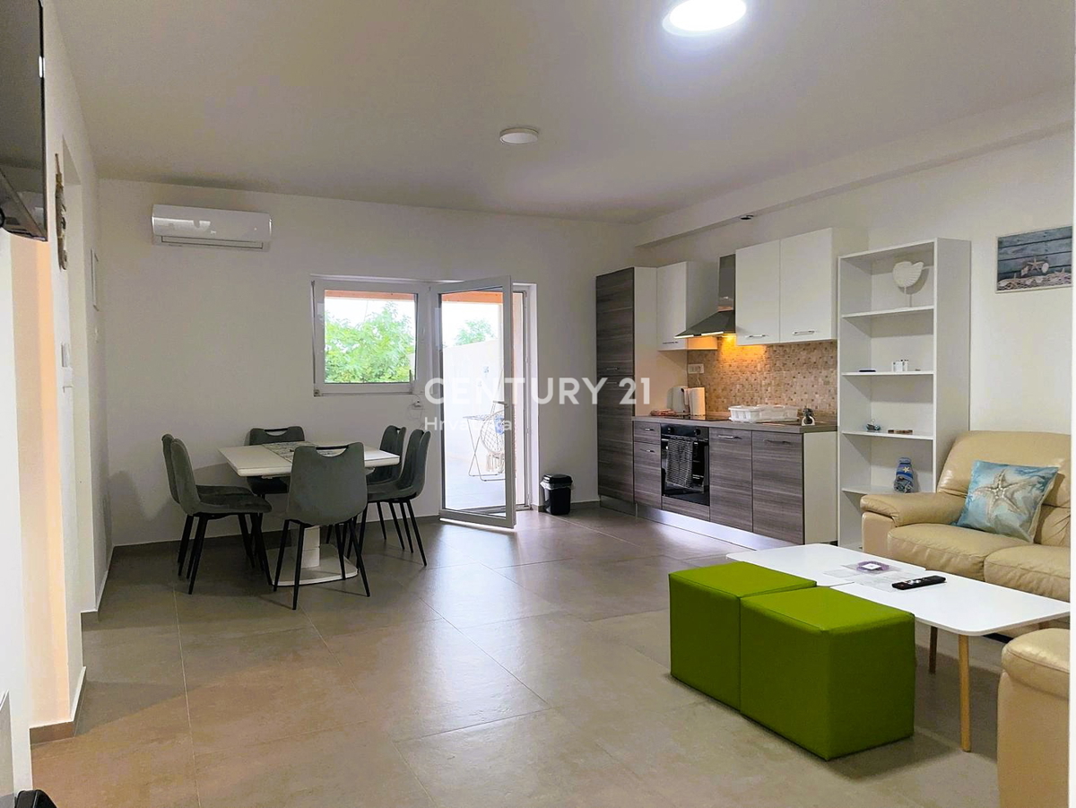 FUNTANA, VENDESI APPARTAMENTO TRILOCALE AL PIANO TERRA CON TERRAZZA DI 50 M2, OTTIMA POSIZIONE