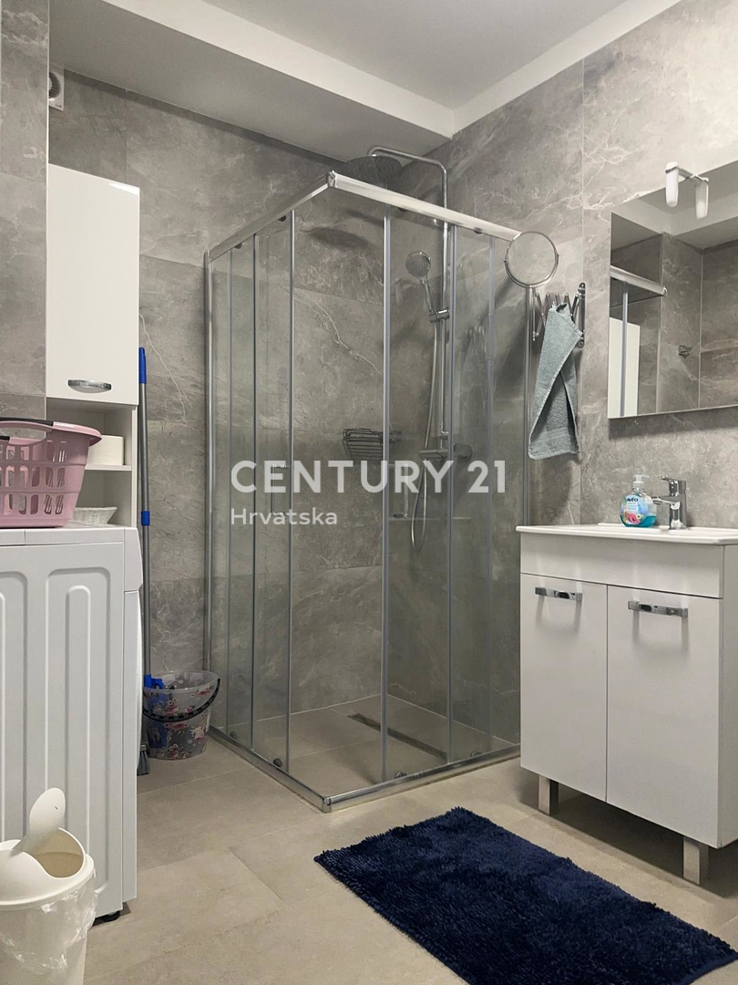 FUNTANA, VENDESI APPARTAMENTO TRILOCALE AL PIANO TERRA CON TERRAZZA DI 50 M2, OTTIMA POSIZIONE