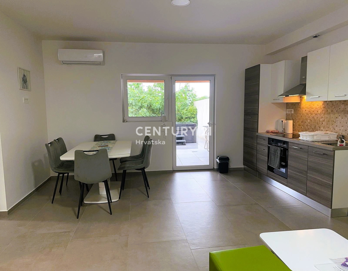 FUNTANA, VENDESI APPARTAMENTO TRILOCALE AL PIANO TERRA CON TERRAZZA DI 50 M2, OTTIMA POSIZIONE