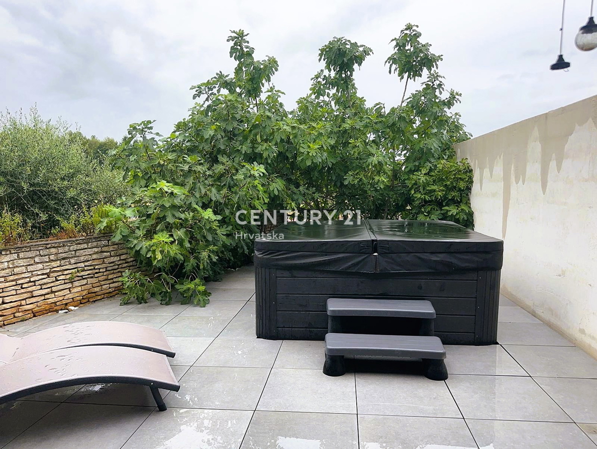 FUNTANA, VENDESI APPARTAMENTO TRILOCALE AL PIANO TERRA CON TERRAZZA DI 50 M2, OTTIMA POSIZIONE