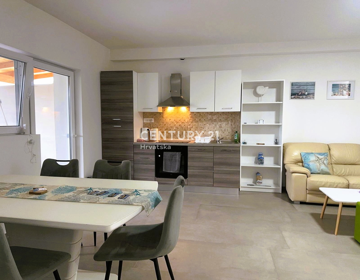 FUNTANA, VENDESI APPARTAMENTO TRILOCALE AL PIANO TERRA CON TERRAZZA DI 50 M2, OTTIMA POSIZIONE