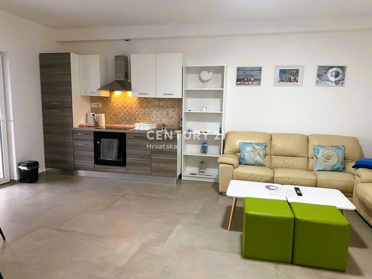 FUNTANA, VENDESI APPARTAMENTO TRILOCALE AL PIANO TERRA CON TERRAZZA DI 50 M2, OTTIMA POSIZIONE