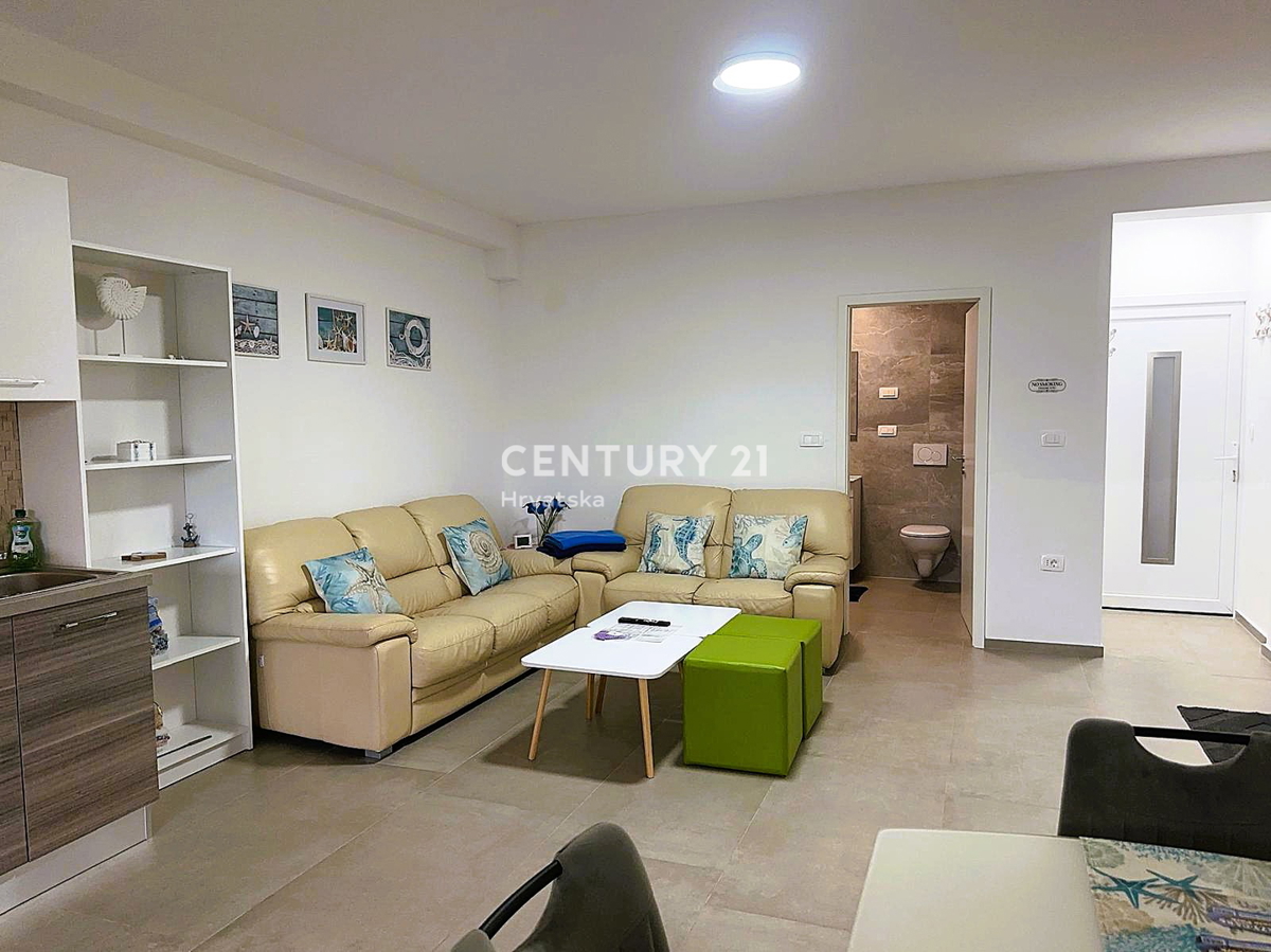 FUNTANA, VENDESI APPARTAMENTO TRILOCALE AL PIANO TERRA CON TERRAZZA DI 50 M2, OTTIMA POSIZIONE