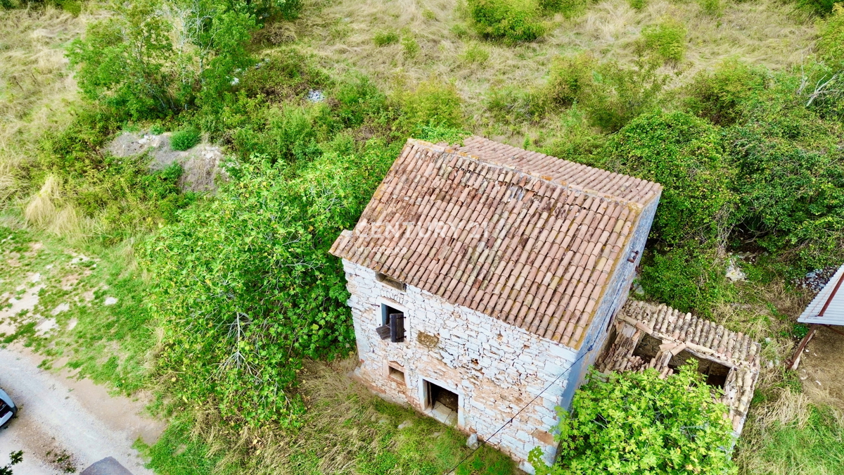 Vrsar, dintorni, casa in pietra da ristrutturare in ottima posizione