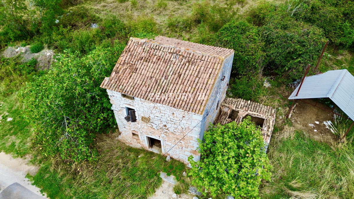 Vrsar, dintorni, casa in pietra da ristrutturare in ottima posizione