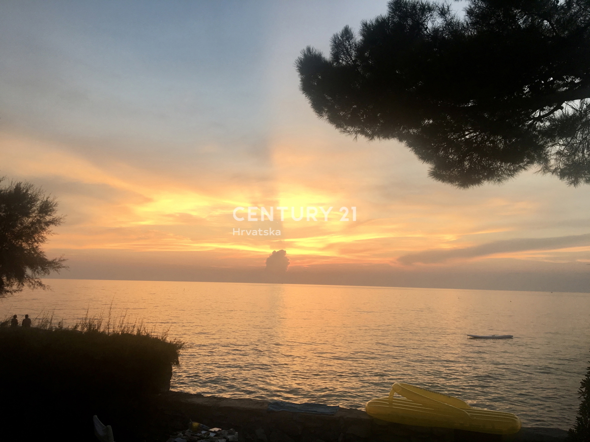 ISTRA, UMAG, ESCLUSIVA DELL'AGENZIA, POSIZIONE UNICA PRIMO FILA SUL MARE E SULLA SPIAGGIA