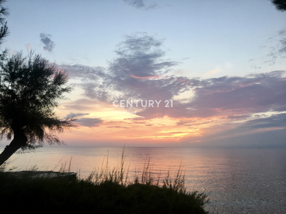 ISTRA, UMAG, ESCLUSIVA DELL'AGENZIA, POSIZIONE UNICA PRIMO FILA SUL MARE E SULLA SPIAGGIA