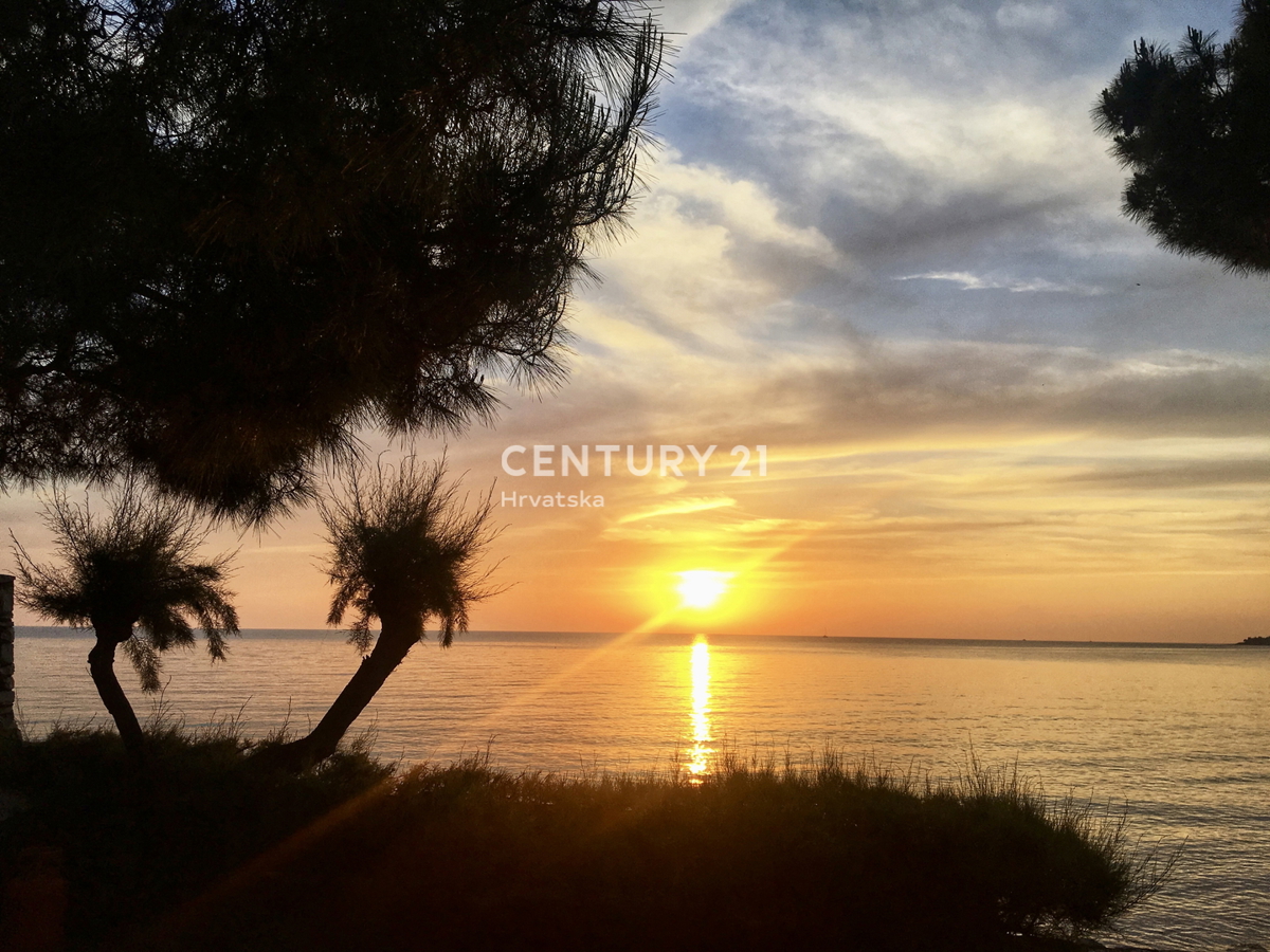 ISTRA, UMAG, ESCLUSIVA DELL'AGENZIA, POSIZIONE UNICA PRIMO FILA SUL MARE E SULLA SPIAGGIA