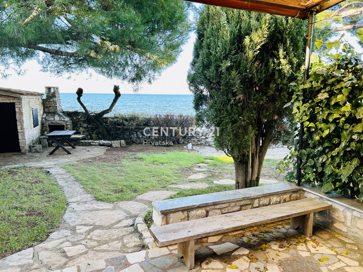 ISTRA, UMAG, ESCLUSIVA DELL'AGENZIA, POSIZIONE UNICA PRIMO FILA SUL MARE E SULLA SPIAGGIA