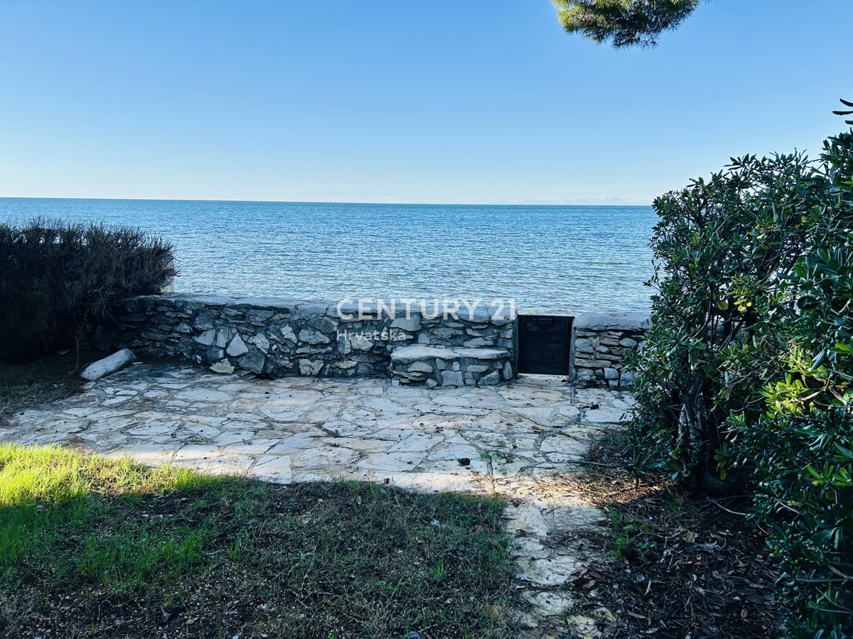 ISTRA, UMAG, ESCLUSIVA DELL'AGENZIA, POSIZIONE UNICA PRIMO FILA SUL MARE E SULLA SPIAGGIA