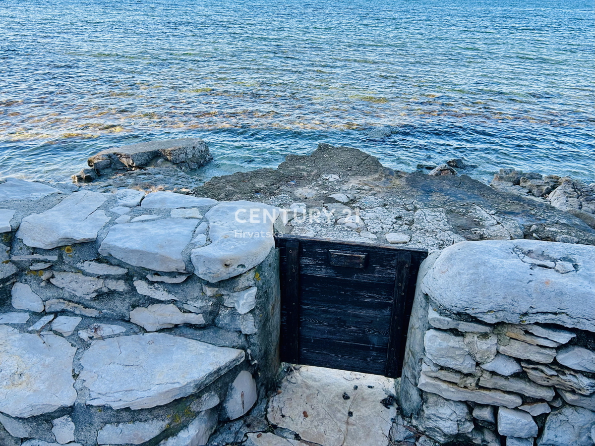 ISTRA, UMAG, ESCLUSIVA DELL'AGENZIA, POSIZIONE UNICA PRIMO FILA SUL MARE E SULLA SPIAGGIA