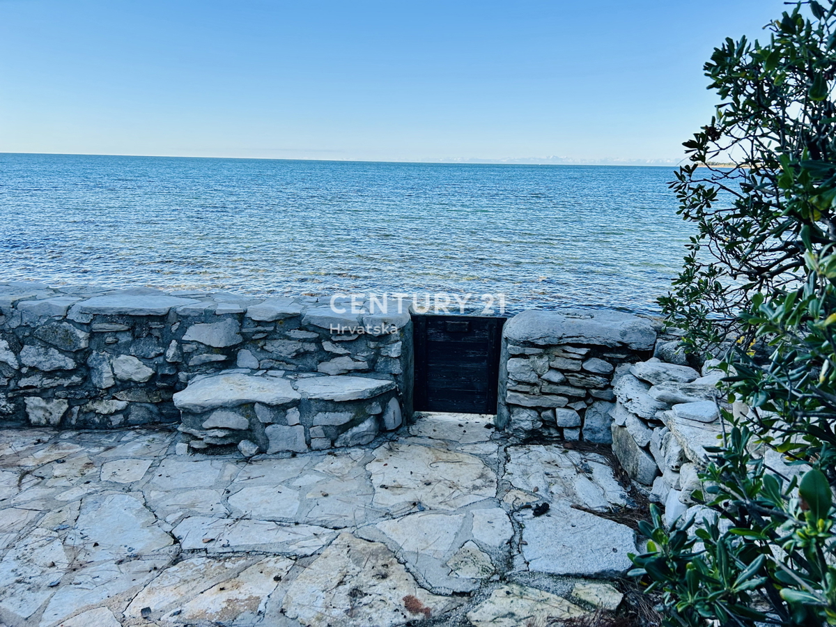 ISTRA, UMAG, ESCLUSIVA DELL'AGENZIA, POSIZIONE UNICA PRIMO FILA SUL MARE E SULLA SPIAGGIA