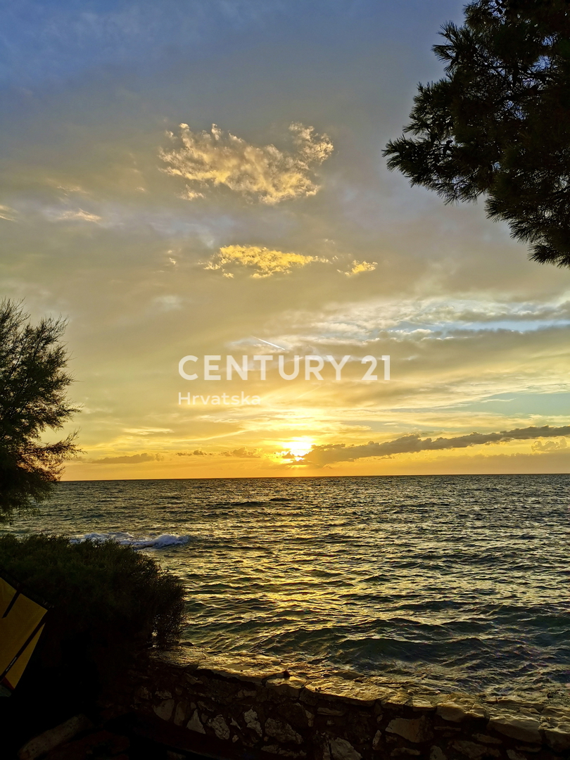 ISTRA, UMAG, ESCLUSIVA DELL'AGENZIA, POSIZIONE UNICA PRIMO FILA SUL MARE E SULLA SPIAGGIA