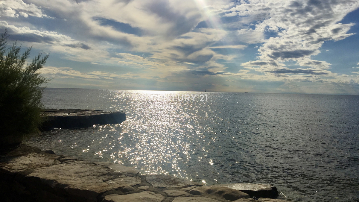 ISTRA, UMAG, ESCLUSIVA DELL'AGENZIA, POSIZIONE UNICA PRIMO FILA SUL MARE E SULLA SPIAGGIA