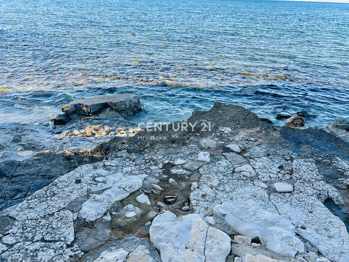 ISTRA, UMAG, ESCLUSIVA DELL'AGENZIA, POSIZIONE UNICA PRIMO FILA SUL MARE E SULLA SPIAGGIA