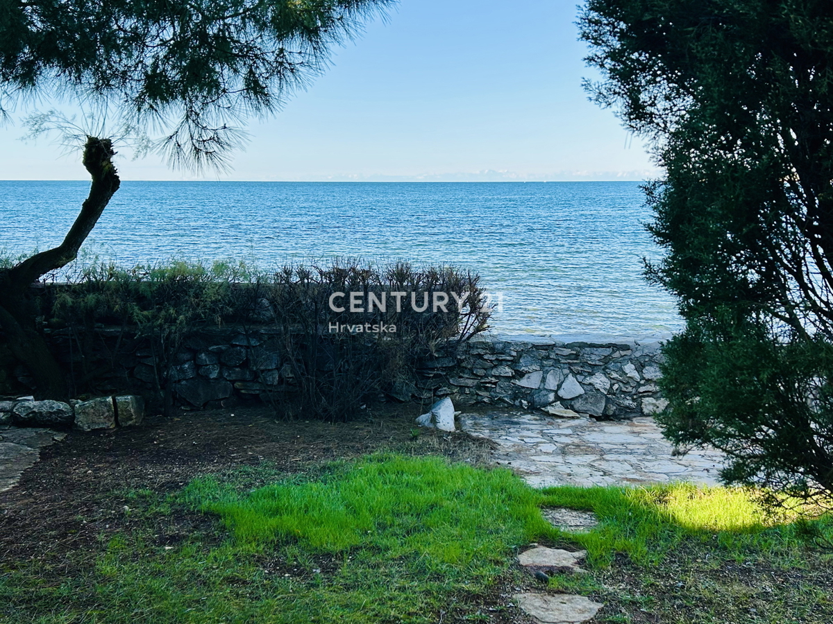 ISTRA, UMAG, ESCLUSIVA DELL'AGENZIA, POSIZIONE UNICA PRIMO FILA SUL MARE E SULLA SPIAGGIA