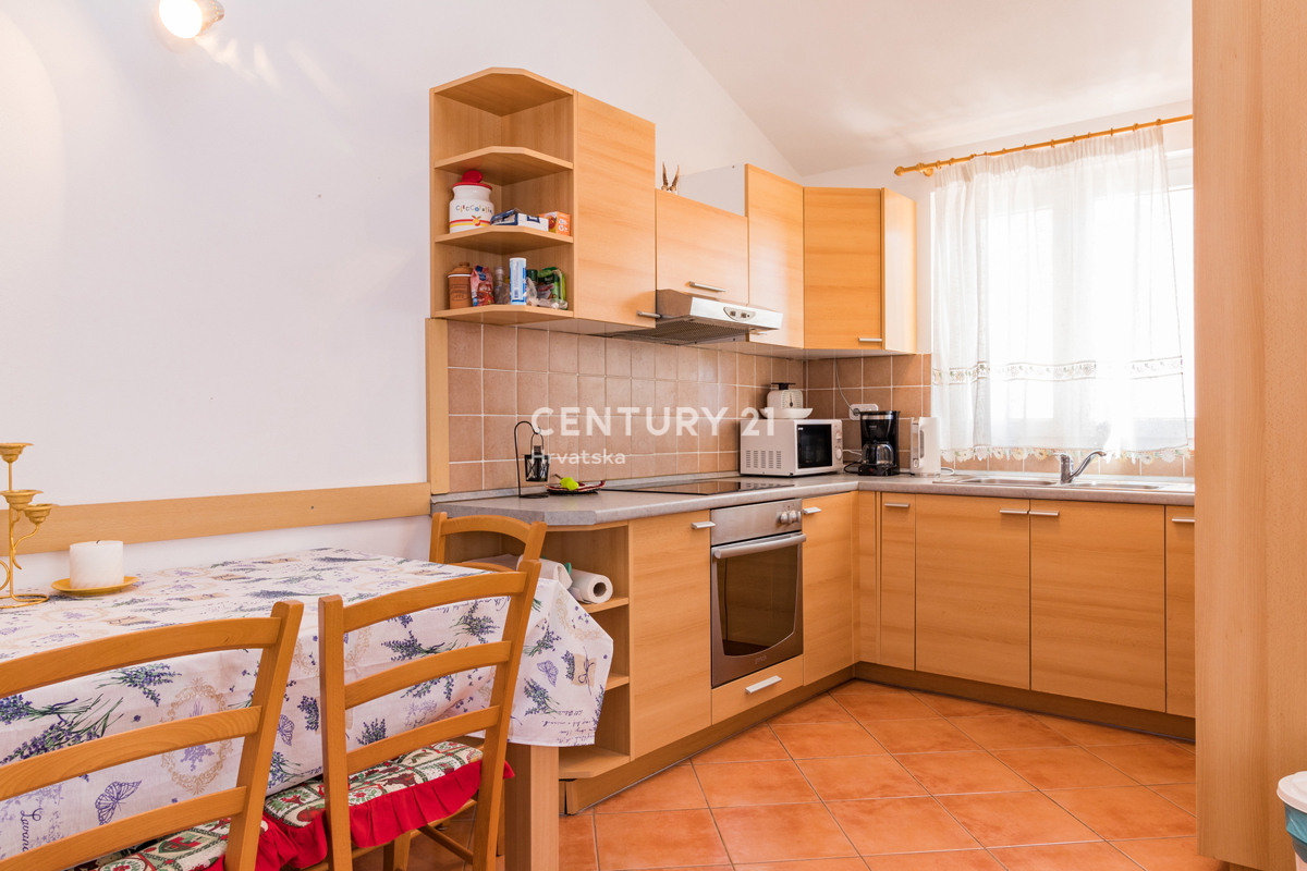 VABRIGA, IN VENDITA APPARTAMENTO BILOCALE AL 1° PIANO A 800 M DAL MARE