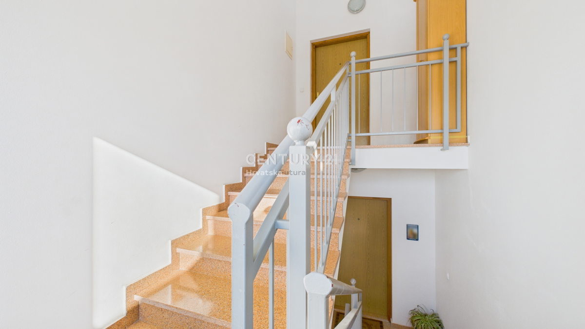 VABRIGA, IN VENDITA APPARTAMENTO BILOCALE AL 1° PIANO A 800 M DAL MARE