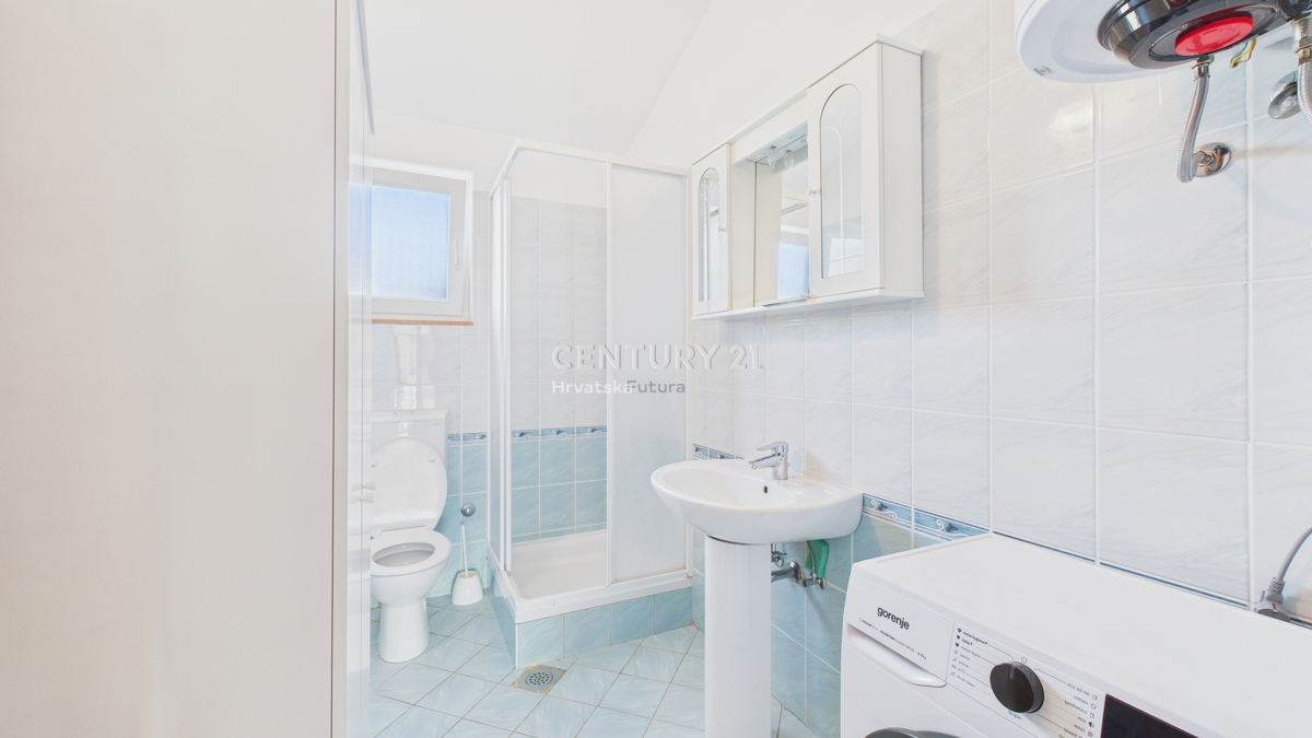 VABRIGA, IN VENDITA APPARTAMENTO BILOCALE AL 1° PIANO A 800 M DAL MARE