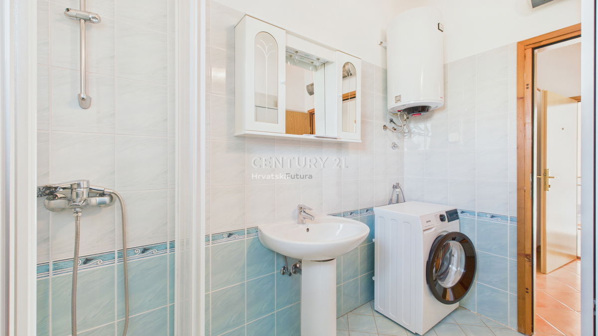 VABRIGA, IN VENDITA APPARTAMENTO BILOCALE AL 1° PIANO A 800 M DAL MARE