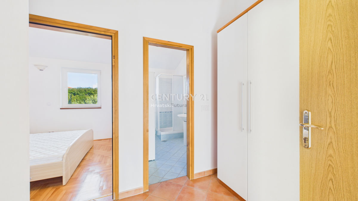 VABRIGA, IN VENDITA APPARTAMENTO BILOCALE AL 1° PIANO A 800 M DAL MARE