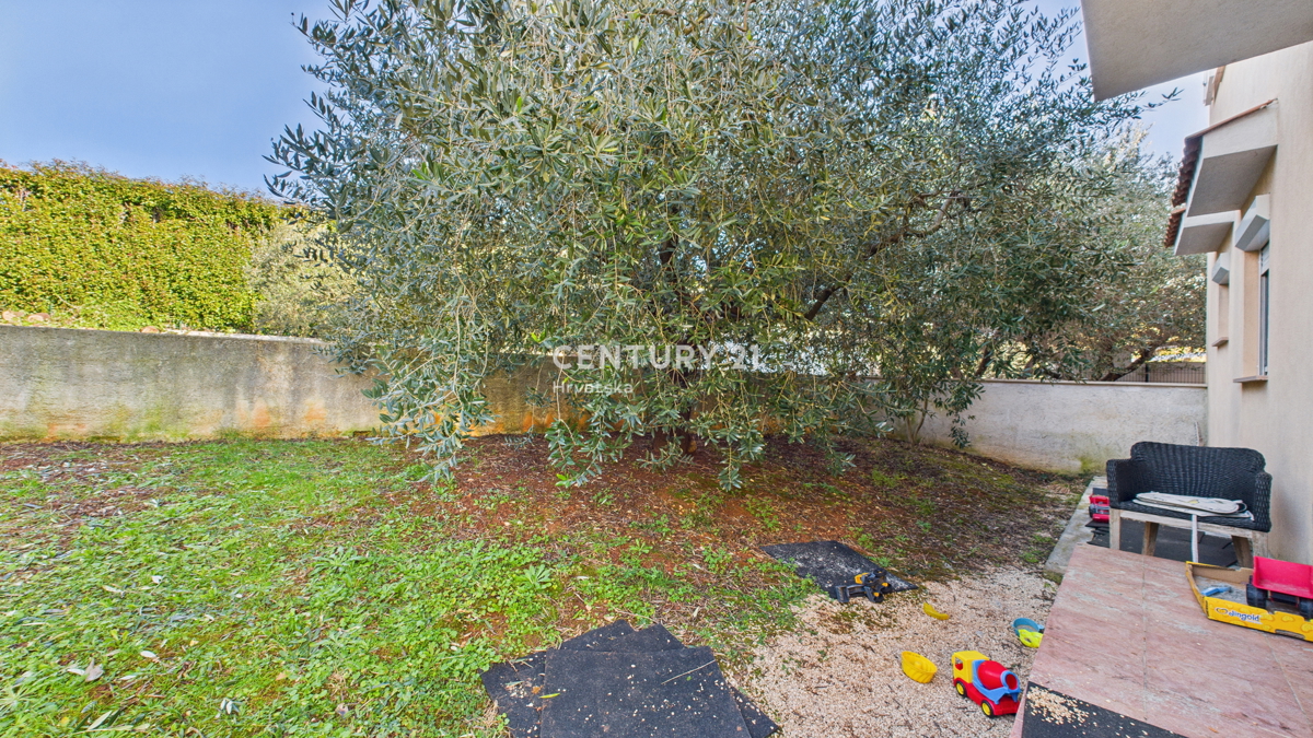 VABRIGA, IN VENDITA APPARTAMENTO BILOCALE AL 1° PIANO A 800 M DAL MARE