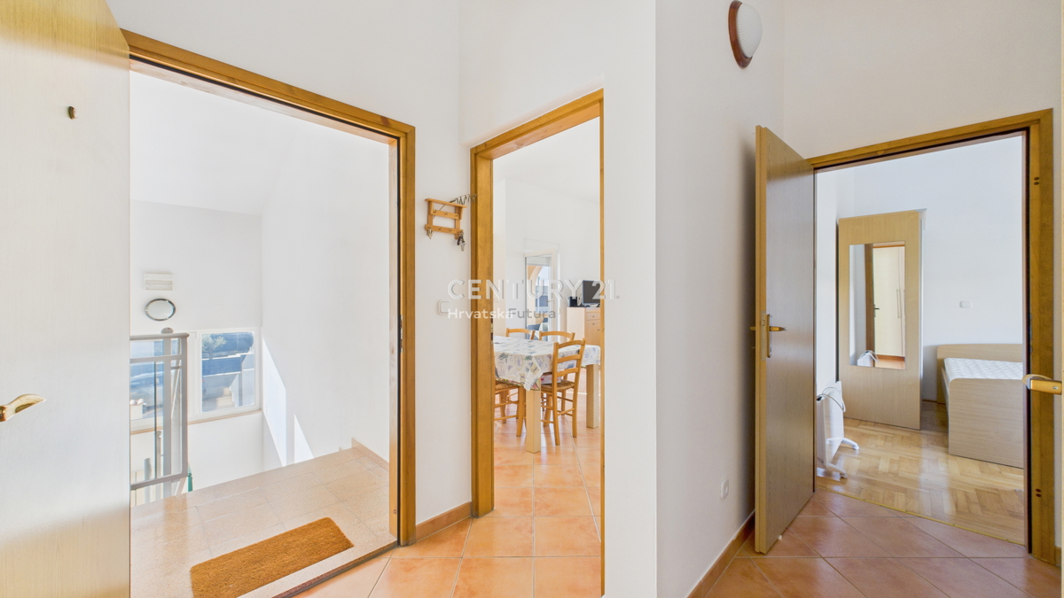 VABRIGA, IN VENDITA APPARTAMENTO BILOCALE AL 1° PIANO A 800 M DAL MARE