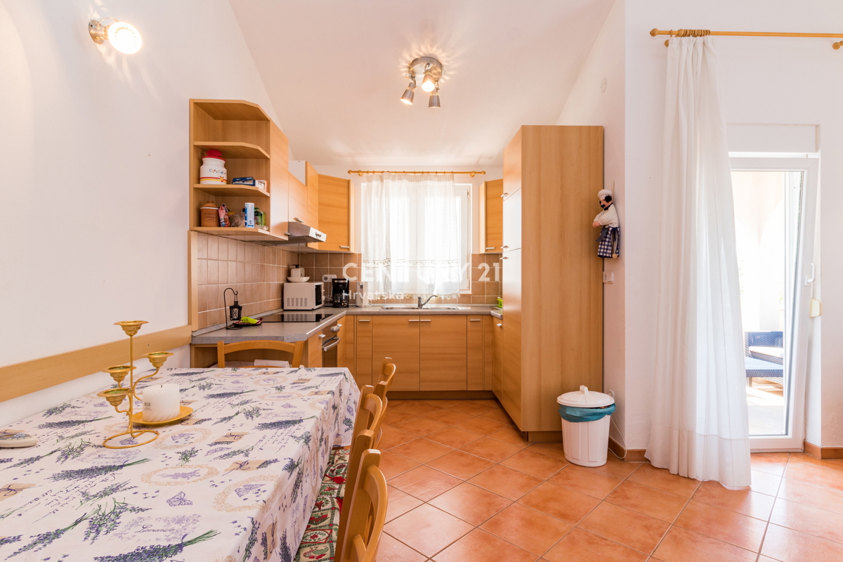 VABRIGA, IN VENDITA APPARTAMENTO BILOCALE AL 1° PIANO A 800 M DAL MARE