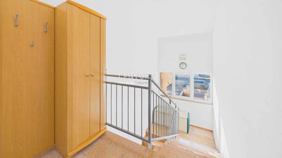 VABRIGA, IN VENDITA APPARTAMENTO BILOCALE AL 1° PIANO A 800 M DAL MARE