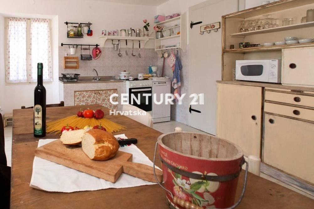 ISTRIA CENTRALE, PRATI, CASA IN PIETRA AUTOCTONA ISTRIANA RISTRUTTURATA CON PISCINA IN BELLA POSIZIONE CON EDIFICIO AGGIUNTIVO DA RISTRUTTURARE