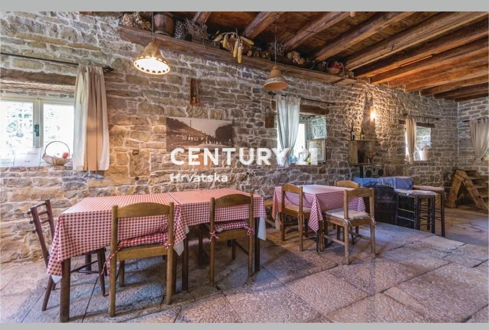 ISTRIA CENTRALE, PRATI, CASA IN PIETRA AUTOCTONA ISTRIANA RISTRUTTURATA CON PISCINA IN BELLA POSIZIONE CON EDIFICIO AGGIUNTIVO DA RISTRUTTURARE