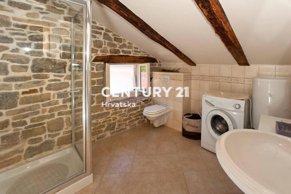 ISTRIA CENTRALE, PRATI, CASA IN PIETRA AUTOCTONA ISTRIANA RISTRUTTURATA CON PISCINA IN BELLA POSIZIONE CON EDIFICIO AGGIUNTIVO DA RISTRUTTURARE